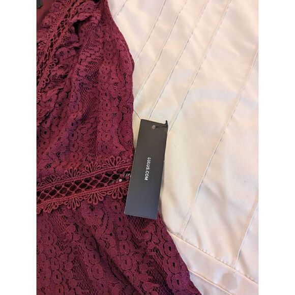 LULU'S Bryn burgundy lace v neck ruffled hem dress sz s nwt - Picture 2 of 6